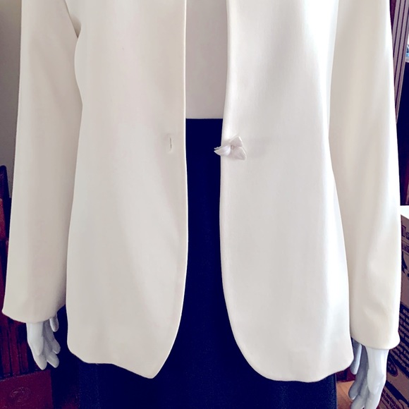Chique white collarless long blazer jacket with single button in flower shape 10 - Picture 3 of 7